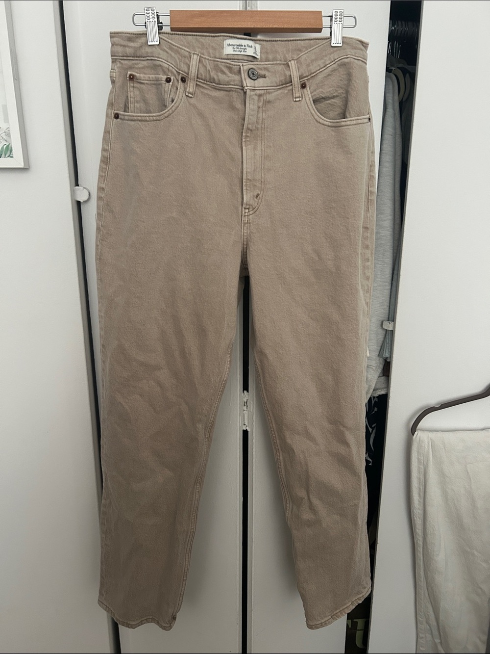 Abercrombie & Fitch 90’s Straight Ultra High Rise Jeans - Tan